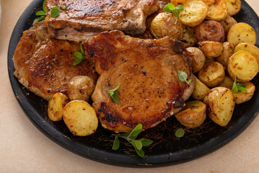 Recept dana: Svinjski kotleti punjeni pršutom i mocarelom su sočno jelo sa italijanskim šmekom