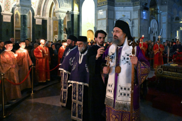 Veliki petak u Hramu Svetog Save: Izneta plaštanica, vernici ujedinjeni u molitvi