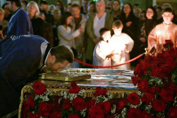 Veliki petak u Hramu Svetog Save: Izneta plaštanica, vernici ujedinjeni u molitvi