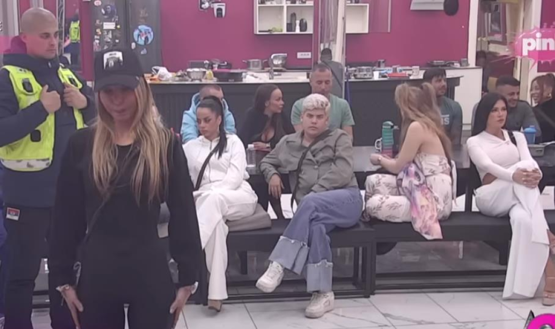 Haos u Beloj kući! Uletelo obezbeđenje, ova lepotica je meta!