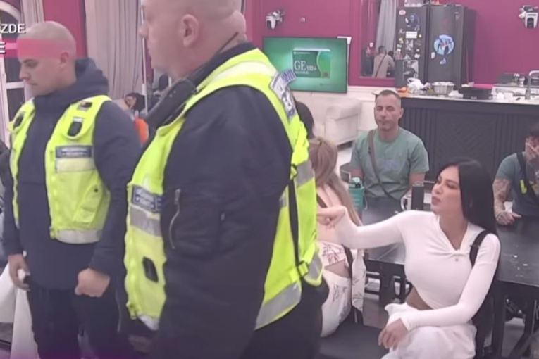 Haos u Beloj kući! Uletelo obezbeđenje, ova lepotica je meta!