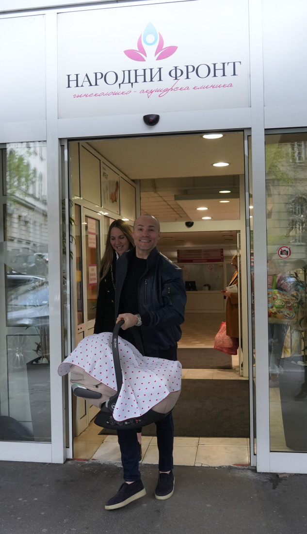 Sofra vadio samo stotkice: Harmonikaš izveo ćerku iz porodilišta, pa okitio muziku (FOTO)