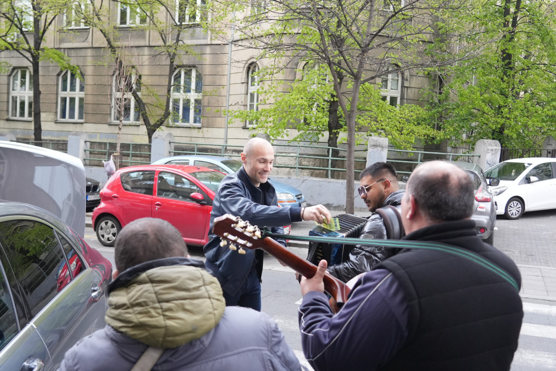 Sofra vadio samo stotkice: Harmonikaš izveo ćerku iz porodilišta, pa okitio muziku (FOTO)