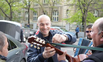 Sofra vadio samo stotkice: Harmonikaš izveo ćerku iz porodilišta, pa okitio muziku (FOTO)