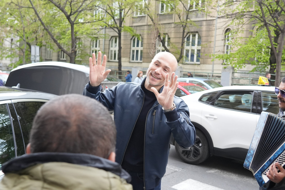 Sofra vadio samo stotkice: Harmonikaš izveo ćerku iz porodilišta, pa okitio muziku (FOTO)