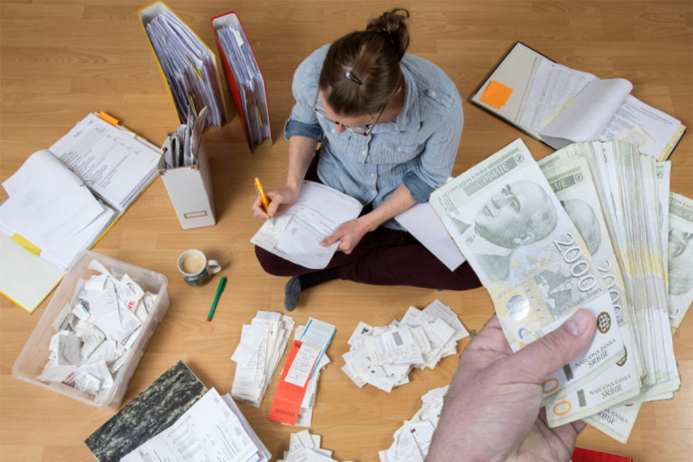 Prestanite da bacate pare: Evo gde vam nestaje novac, a možete uštedeti preko 40.000 dinara mesečno!