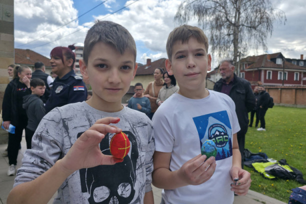 Takmičenje u oslikavanju uskršnjih jaja u Novom Pazaru: U porti crkve Svetog Nikole oko 300 osnovaca (FOTO)