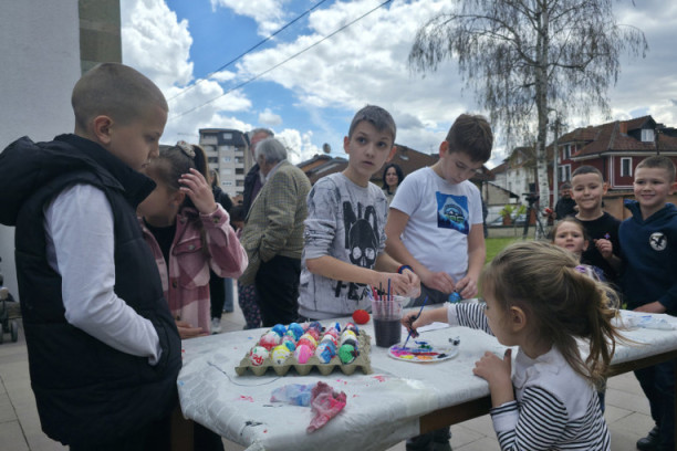 Takmičenje u oslikavanju uskršnjih jaja u Novom Pazaru: U porti crkve Svetog Nikole oko 300 osnovaca (FOTO)