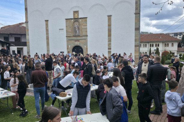 Takmičenje u oslikavanju uskršnjih jaja u Novom Pazaru: U porti crkve Svetog Nikole oko 300 osnovaca (FOTO)