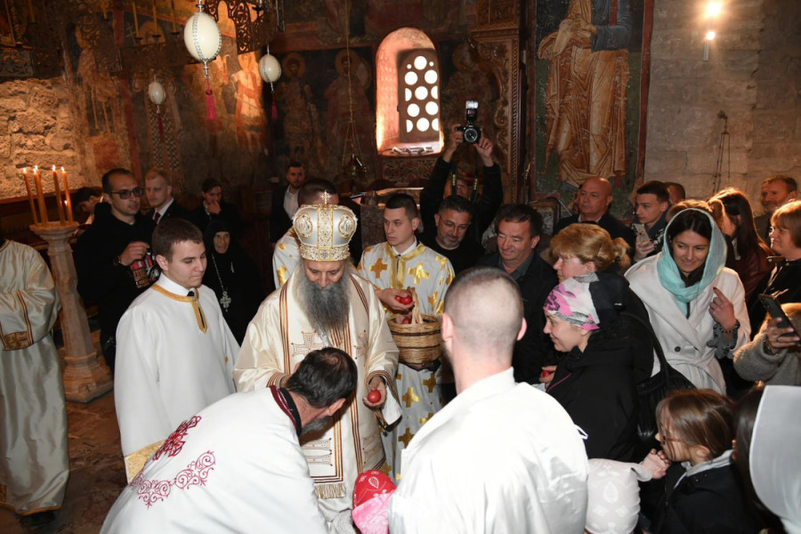 Patrijarh Porfirije sa narodom na KiM: Vaskršnja poruka vere i nade iz Pećke patrijaršije