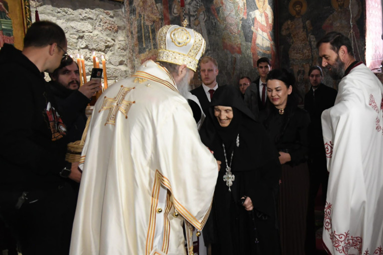 Uoči Vaskrsa čudo na Ostrogu: Ušla na štakama, izašla bez njih!