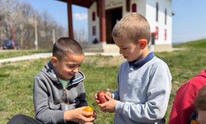 Prelepa slika iz srpskog sela: Mališani ispred crkve čuvaju stare običaje, građevina je mala ali puna vere i ljubavi (FOTO)