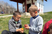 Prelepa slika iz srpskog sela: Mališani ispred crkve čuvaju stare običaje, građevina je mala ali puna vere i ljubavi (FOTO)