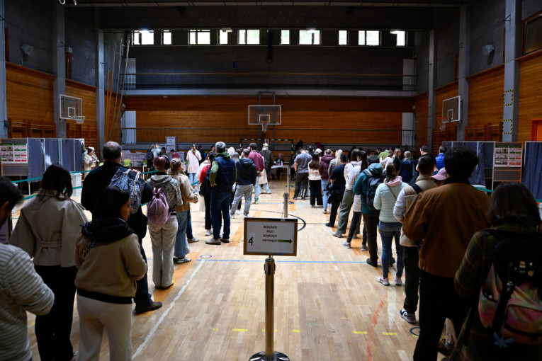 Skandal na izborima u Mađarskoj! Kontrolor pijan došao na biračko mesto i nastavio da pije
