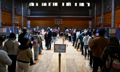 Skandal na izborima u Mađarskoj! Kontrolor pijan došao na biračko mesto i nastavio da pije