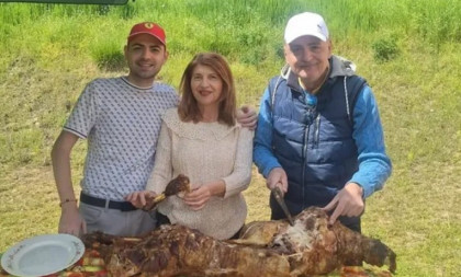 Uskrs u rodnom kraju! Bilja i Aca sa porodicom organizovali praznik u selu, pa zapevali (FOTO)