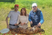 Uskrs u rodnom kraju! Bilja i Aca sa porodicom organizovali praznik u selu, pa zapevali (FOTO)
