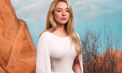 Polugola Sidni Svini u šokantnoj sceni sa cuclom izazvala novi skandal: Ovo je bolesno! (FOTO/VIDEO)