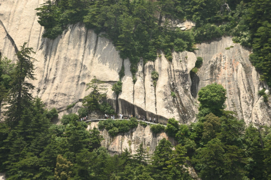 Adrenalinska šetnja zbog koje ljudi satima čekaju u redu: Najopasnija staza je pravi test izdržljivosti i za iskusne planinare (FOTO)
