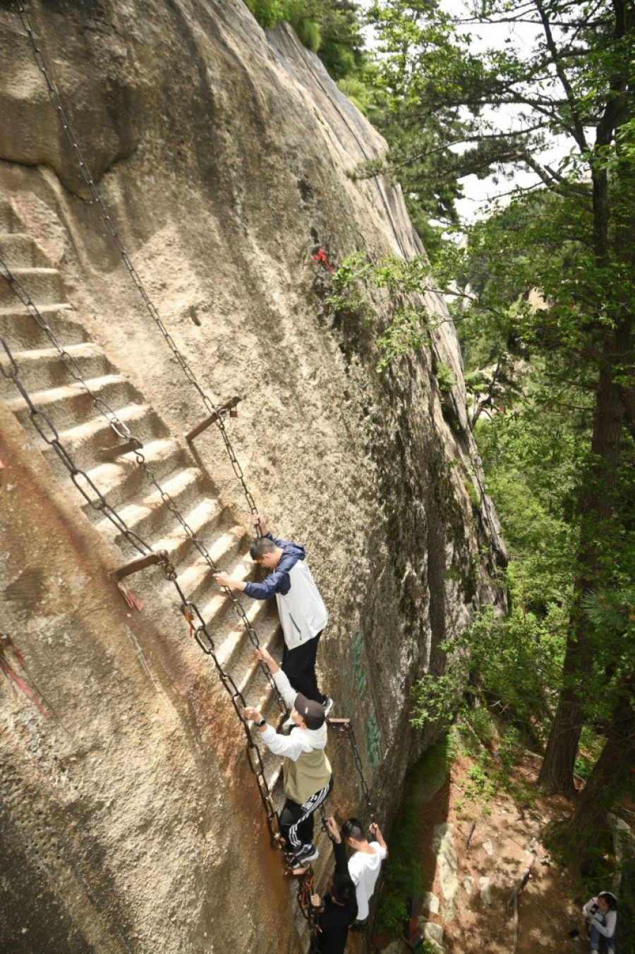 Adrenalinska šetnja zbog koje ljudi satima čekaju u redu: Najopasnija staza je pravi test izdržljivosti i za iskusne planinare (FOTO)