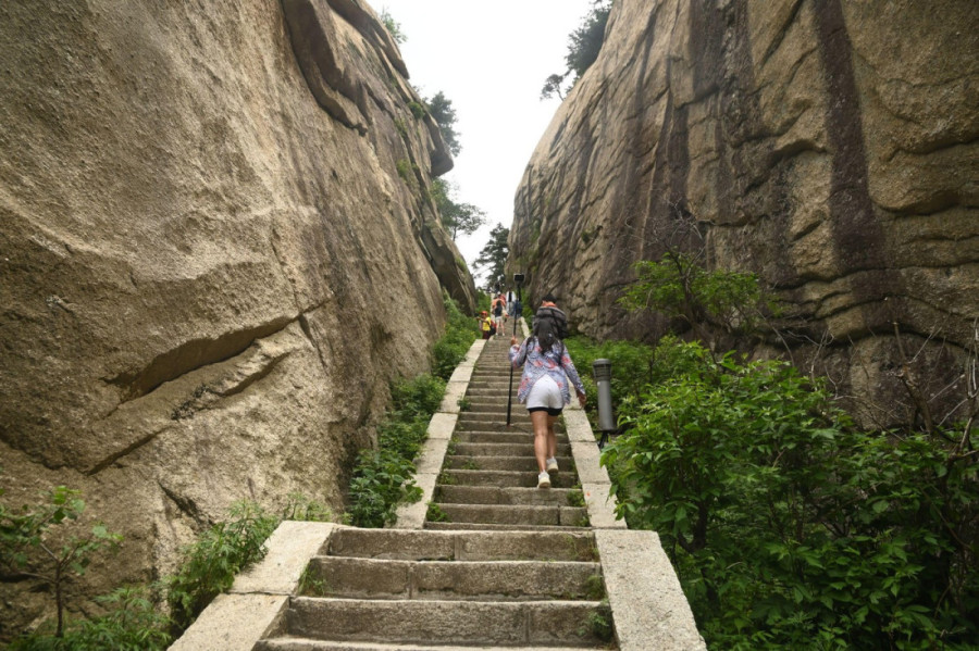 Adrenalinska šetnja zbog koje ljudi satima čekaju u redu: Najopasnija staza je pravi test izdržljivosti i za iskusne planinare (FOTO)