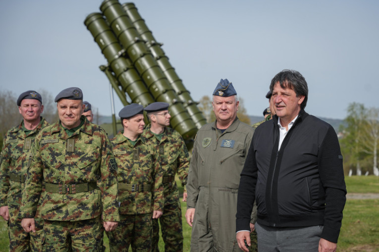 Dok građani slave, oni dežuraju: Ministar obišao 250. raketnu brigadu (FOTO/VIDEO)