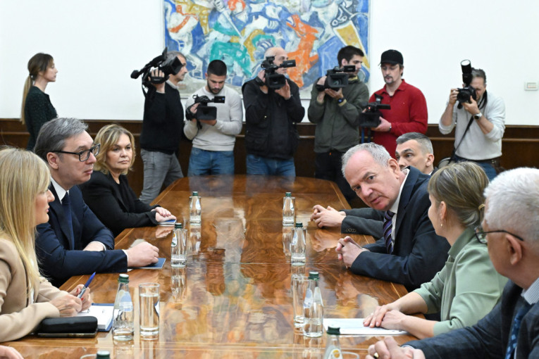 Vučić nastavio konsultacije: Prvi sastanak sa Ruskom strankom (FOTO)