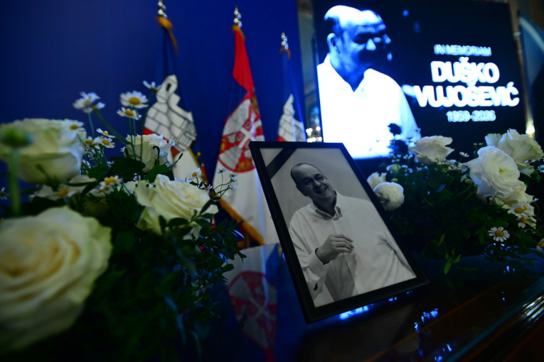 Na komemoraciju Vujoševiću došlo mnogo legendi i poznatih: Uvodnu reč održao poznati glumac, veliki partizanovac (FOTO)