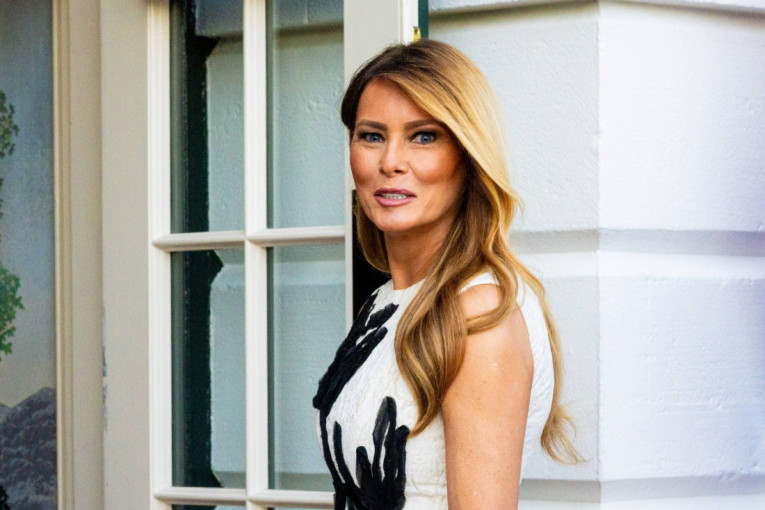 Nije mini suknja, ali je moćna boja: Glamurozno izdanje prve dame koja je ovog puta iznenadila modnim izborom (FOTO)
