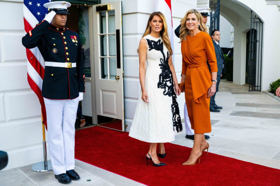 Modni preokret Melanije Tramp privukao veliku pažnju: Haljina zbog koje su svi gledali u nju, iako je pored stajala kraljica (FOTO)