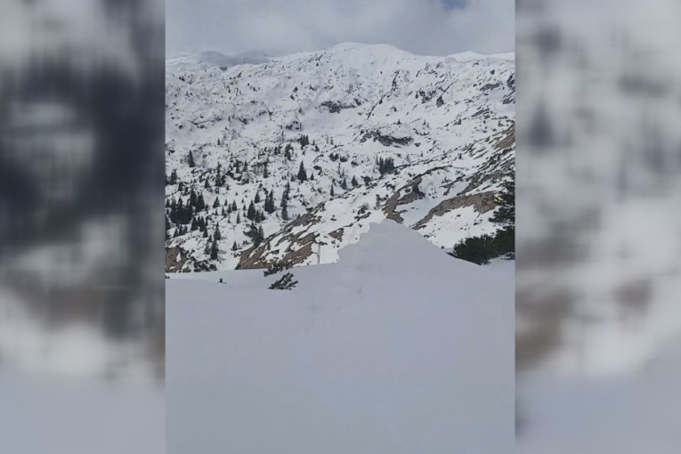 Sneg do kuka, kabriolet pokušava da prođe: Neverovatna slika sa Durmitora (FOTO)