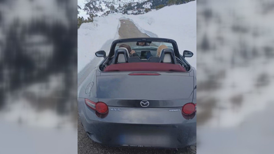 Sneg do kuka, kabriolet pokušava da prođe: Neverovatna slika sa Durmitora (FOTO)