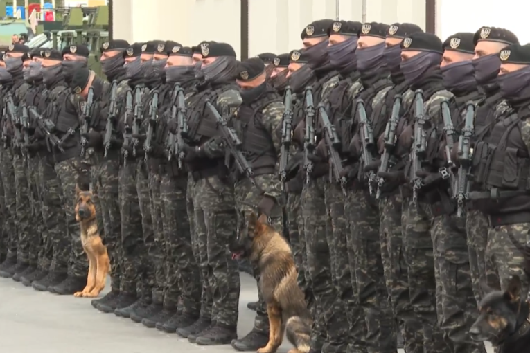 Ceo bataljon u novom stroju: Hiljadu vojnika dobilo stalni radni odnos