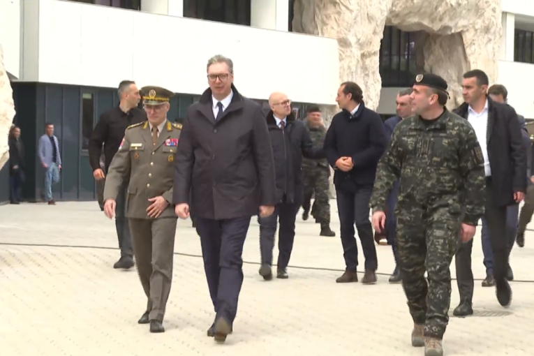 Sastanak predsednika Vučića s najvišim rukovodstvom Ministarstva odbrane i Vojske Srbije