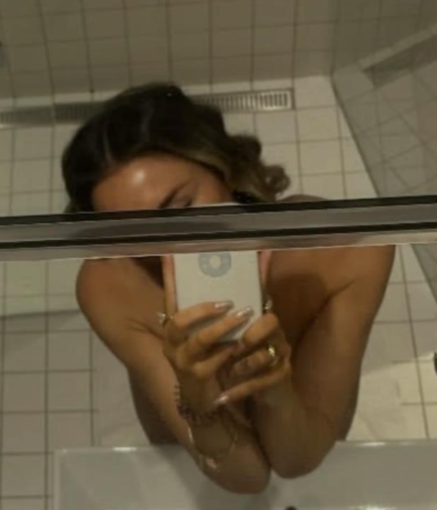 Senidah potpuno naga pred ogledalom: Selfi iz tuša izazvao haos na mrežama (FOTO)