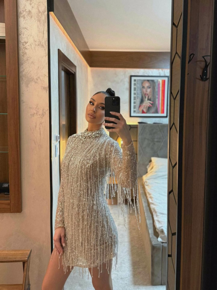 "Gleda me s visine, deli ljude na bitne i nebitne" Pevačica najstrašnije oplela po Breni!