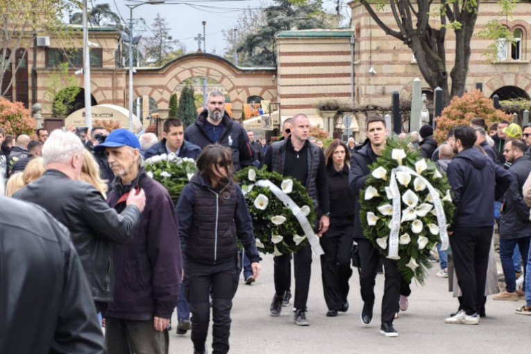 "Reke" ljudi stižu na Novo groblje: Svi žele da se još jednom oproste od Vujoševića (FOTO/VIDEO)
