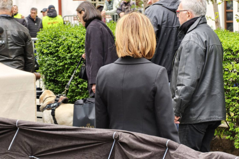 Tužno, pretužno: I pas porodice Vujošević bio na Duškovoj sahrani (FOTO)