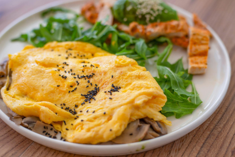 Francuzi već vekovima pripremaju omlet na ovaj način, a upravo tako ga uče i profesionalni kuvari