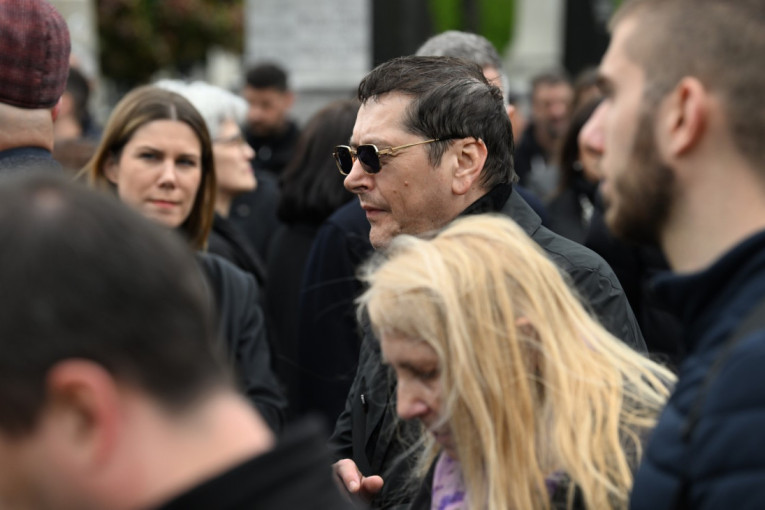 Aco Pejović na sahrani Duška Vujoševića: Pevač stigao utučen na poslednji ispraćaj (FOTO)