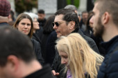 Aco Pejović na sahrani Duška Vujoševića: Pevač stigao utučen na poslednji ispraćaj (FOTO)