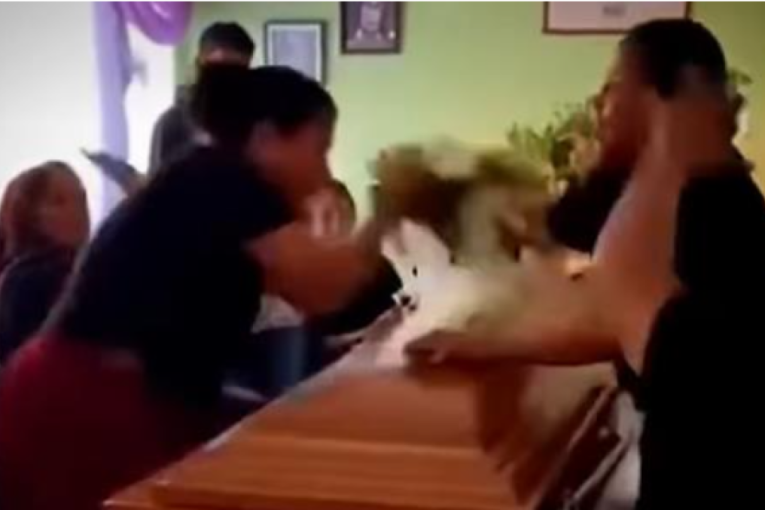 Sahrana se pretvorila u haos: Udovica otkrila ljubavnicu, pa izbila tuča pored kovčega (VIDEO)
