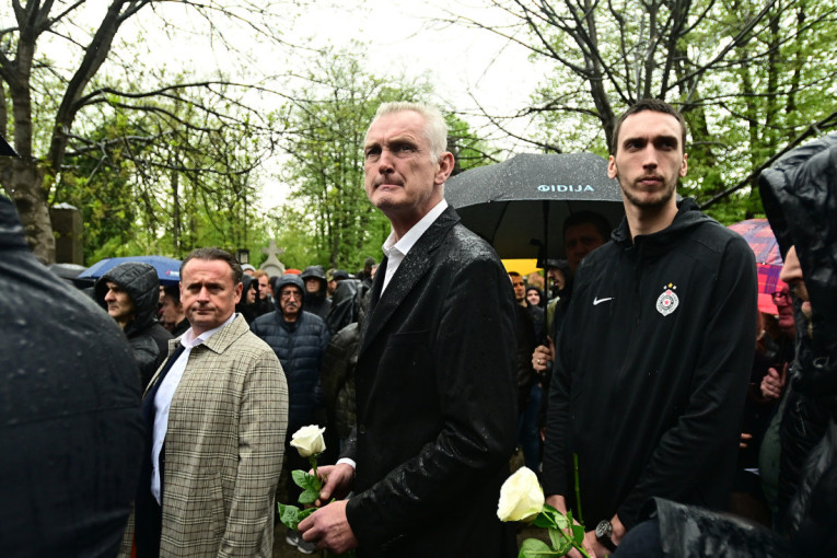 Ko je sve bio na sahrani Vujoševića! Legende košarke, Partizana, poznati iz sveta sporta, javnog života... (FOTO/VIDEO)