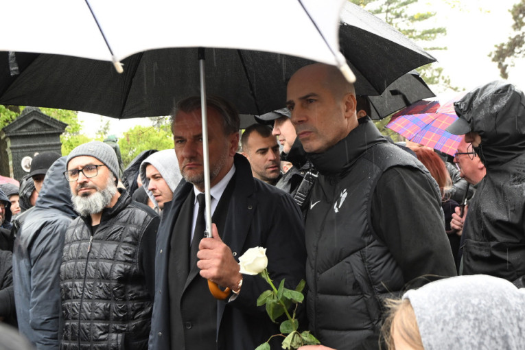 Ko je sve bio na sahrani Vujoševića! Legende košarke, Partizana, poznati iz sveta sporta, javnog života... (FOTO/VIDEO)