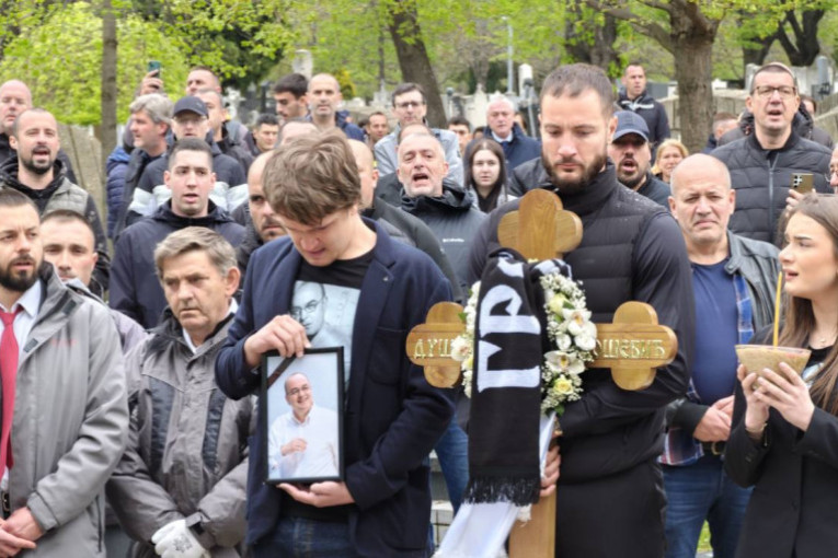 "Dobro pamtim sve..." Grobari pesmom ispratili Duška Vujoševića (VIDEO)