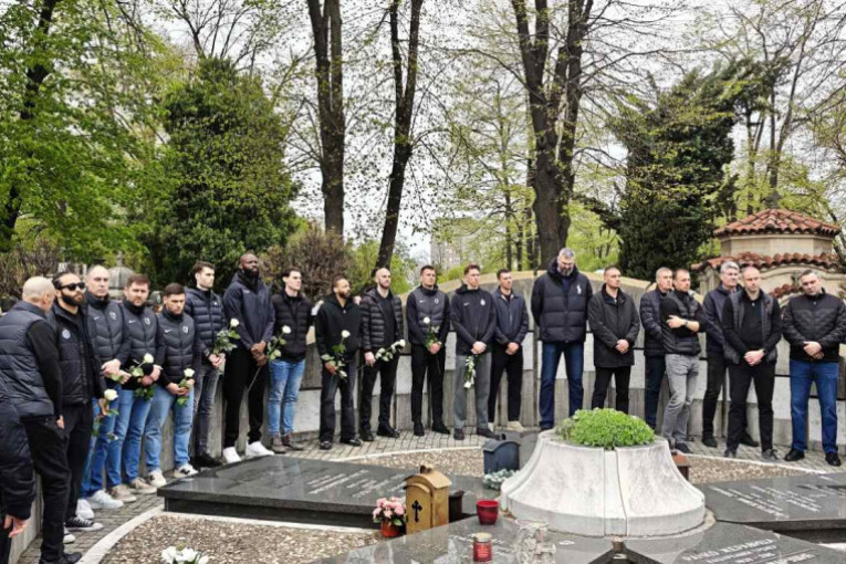 "Dobro pamtim sve..." Grobari pesmom ispratili Duška Vujoševića (VIDEO)