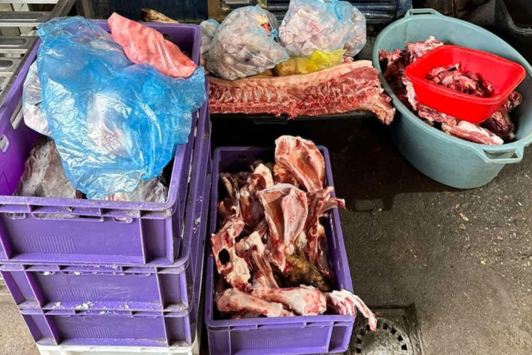 Užas u Sremčici: Muškarcu ruka zaglavljena ispod traktora, obilno krvari