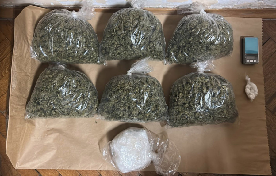 Hapšenje u Kraljevu: U stanu droga, u dvorištu plantaža kanabisa!