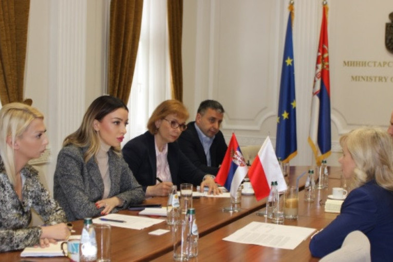 Naslovne strane dnevnih novina: Prelistavanje štampe za 16. april 2026. godine