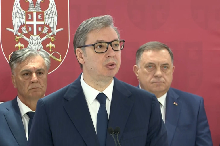 Obraća se Vučić posle sastanka sa vojnim vrhom